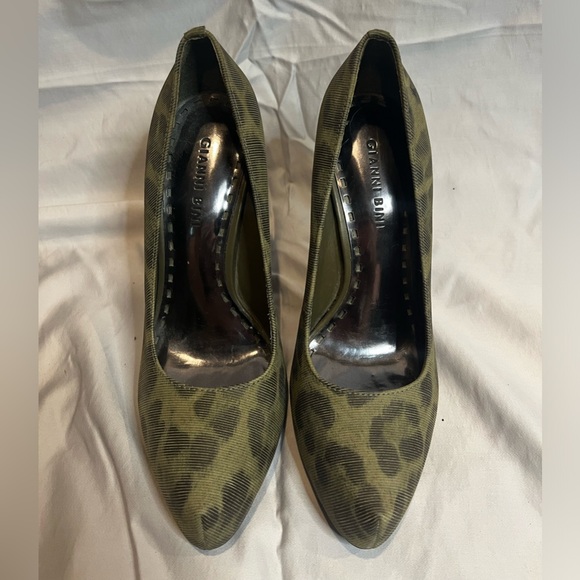 Gianni Bini Green cheetah print heels - Picture 3 of 3